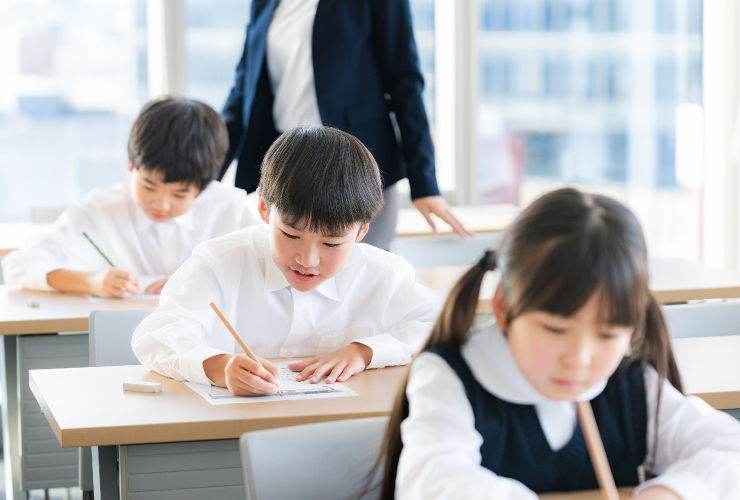 小学校で授業を受けるイメージ写真