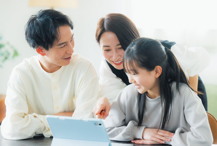 保護者と一緒に相談する女の子のイメージ写真