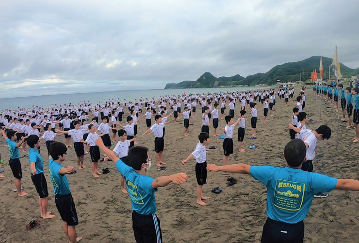 高2生が指導の補助役を務める「中1臨海学校」