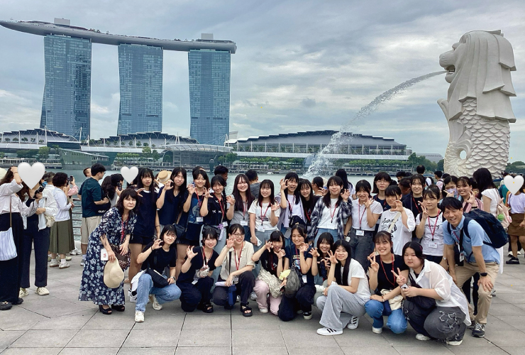 シンガポール国立大学の学生と活動。ビジネスの第一線でご活躍の方のお話もうかがう