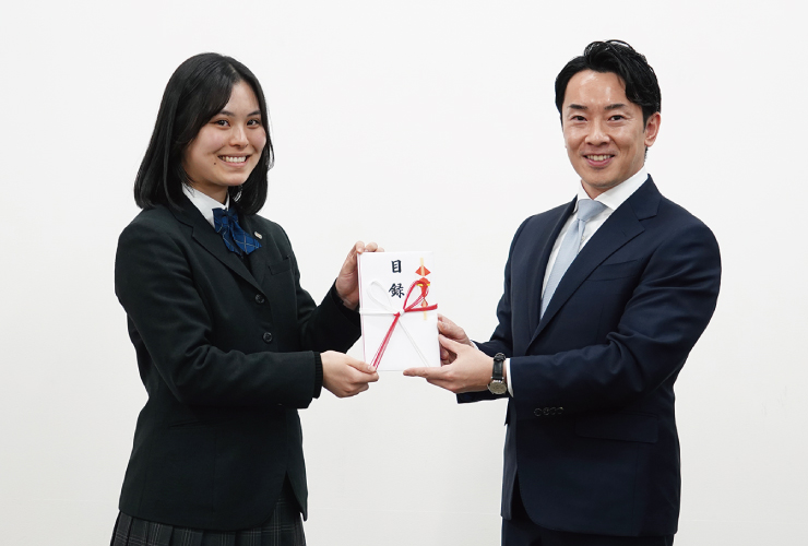 海外大学進学のために創設された宮下尚之奨学金の授与式