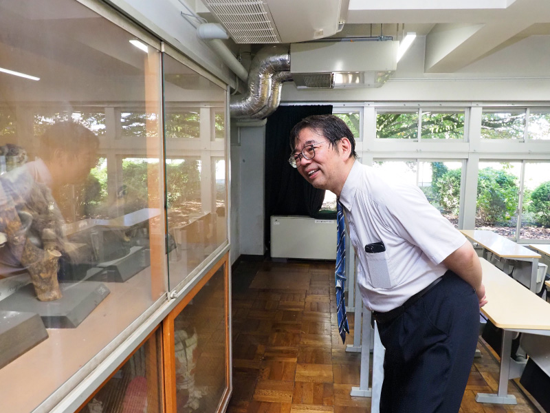 物理・化学・生物・地学の4分野それぞれに独立した講義室と実験室がある理科専門棟
